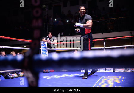 Anthony Joshua et Charles Martin Hall de New York - Entraînement Public Banque D'Images