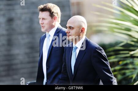 Sajid Javid (à droite), secrétaire d'entreprise, arrive à Downing Street, Londres, pour des discussions de crise avec le Premier ministre David Cameron alors qu'il a été soumis à de nouvelles pressions pour nationaliser les aciéries de Port Talbot jusqu'à ce qu'un acheteur privé puisse être trouvé. Banque D'Images