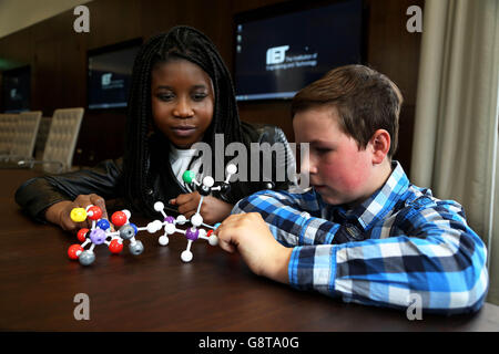 USAGE ÉDITORIAL SEULEMENT (de gauche à droite) Sarah Owusu-Addai, âgée de 14 ans, et Oliver Gould, âgée de 12 ans,Deux des jeunes qui se sont joints aux administrateurs de l'institution of Engineering and Technology (IET) pour leur première réunion du Junior Board pour discuter d'idées sur la façon d'intéresser davantage de jeunes à des carrières en ingénierie, à l'IET, Londres. Banque D'Images