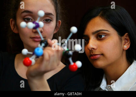 USAGE ÉDITORIAL SEULEMENT (de gauche à droite) Daisy Agarwal, 14 ans, et Annika Verma, 13 ans,Deux des jeunes qui se sont joints aux administrateurs de l'institution of Engineering and Technology (IET) pour leur première réunion du Junior Board pour discuter d'idées sur la façon d'intéresser davantage de jeunes à des carrières en ingénierie, à l'IET, Londres. Banque D'Images