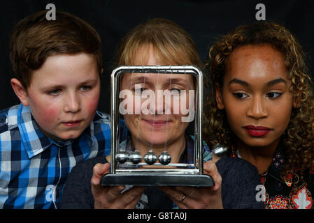 USAGE ÉDITORIAL SEULS Oliver Gould, 12 ans (à gauche), et Rachel Howsen, 16 ans (à droite), se joignent à Naomi Climer,Président de l'institution of Engineering and Technology (IET) pour leur réunion inaugurale du conseil d'administration junior afin de discuter de leurs idées sur la façon d'intéresser davantage de jeunes à des carrières en ingénierie, à l'IET, Londres. Banque D'Images