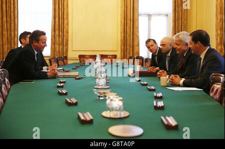 Le Premier ministre David Cameron (à gauche) préside une réunion avec le chancelier de l'Échiquier George Osborne (à droite), le premier ministre du pays de Galles Carwyn Jones (deuxième à droite), le secrétaire d'entreprise Sajid Javid (troisième à droite) et le secrétaire gallois Alun Cairns (quatrième à droite) au n° 10 Downing Street à Londres, pour discuter de la crise de l'acier. Banque D'Images