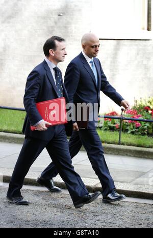 Sajid Javid (à droite), secrétaire d’entreprise galloise, et Alun Cairns, quittent Downing Street, Londres, après des discussions de crise avec le Premier ministre David Cameron, alors qu’il était soumis à de nouvelles pressions pour nationaliser les aciéries de Port Talbot jusqu’à ce qu’un acheteur privé soit trouvé. Banque D'Images