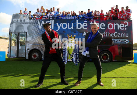 L'ancien joueur de football Gary Lineker (au centre à droite), qui a joué pour Leicester City et Ian Wright (au centre à gauche), qui a joué pour Arsenal, se joignent aux fans pour lancer la campagne #SpiritoftheGame de Barclays pour trouver un fan pour présenter le très convoité trophée Barclays Premier League aux champions, dans l'ouest de Londres. Banque D'Images