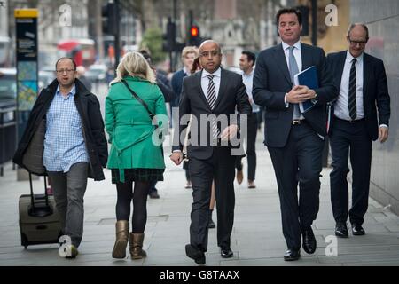 Sanjeev Gupta (au centre), le directeur du Liberty Group, arrive au Département des affaires, de l'innovation et des compétences à Londres pour des entretiens avec le gouvernement sur la perspective de reprendre les actifs générateurs de pertes du géant indien Tata. Banque D'Images
