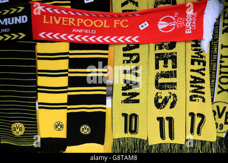 Liverpool et Borussia Dortmund foulards en vente à l'extérieur du sol avant la finale de l'UEFA Europa League Quarter, match de la première jambe au signal Iduna Park, Dortmund. Banque D'Images