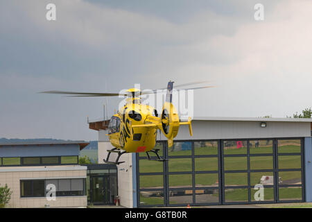 Jena- Schoengleina Aéroport, Allemagne, le 04 juin. 2016, l'ADAC Hélicoptère de sauvetage d'Air arrive à sa base Banque D'Images