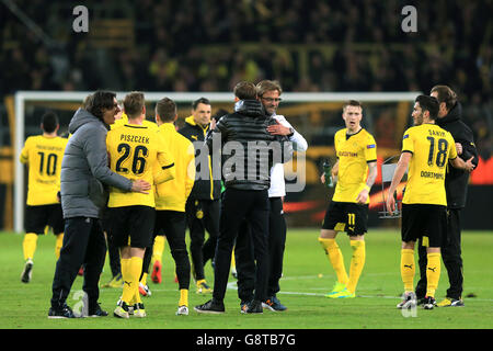 Jurgen Klopp (au centre), directeur de Liverpool, secoue la main de Thomas Tuchel, directeur de Borussia Dortmund, après le coup de sifflet final de la finale du quartier de l'UEFA Europa League, First Leg Match au signal Iduna Park, Dortmund. Banque D'Images