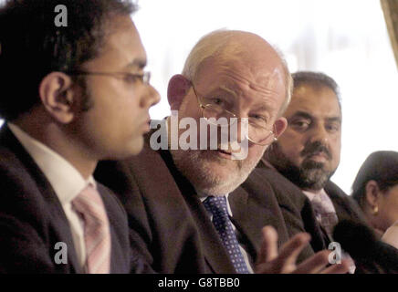 Le ministre de l'intérieur Charles Clarke, flanqué d'Abdal Ullah, de l'Association de police métropolitaine de gauche, et de Lord Nazir Ahmad, homologue travailliste, s'adresse à une conférence de presse à Londres, le jeudi 22 septembre, à la suite de discussions avec les dirigeants des communautés musulmanes à travers le Royaume-Uni. M. Clarke se félicite des propositions visant à aborder l'intégration et les causes de l'extrémisme. Voir PA Story POLITICS Muslim. APPUYEZ SUR ASSOCIATION PHOTO. Le crédit photo devrait se lire comme suit : Ian Nicholson/PA WPA Pool Banque D'Images