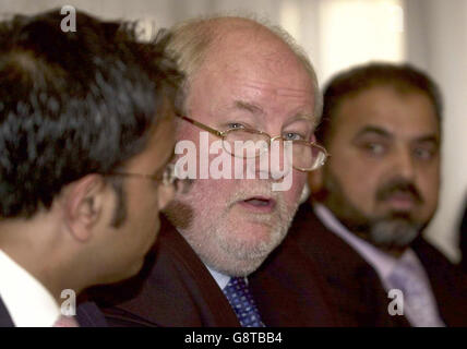 Le ministre de l'intérieur Charles Clarke, flanqué d'Abdal Ullah, de l'Association de police métropolitaine de gauche, et de Lord Nazir Ahmad, homologue travailliste, s'adresse à une conférence de presse à Londres, le jeudi 22 septembre, à la suite de discussions avec les dirigeants des communautés musulmanes à travers le Royaume-Uni. M. Clarke se félicite des propositions visant à aborder l'intégration et les causes de l'extrémisme. Voir PA Story POLITICS Muslim. APPUYEZ SUR ASSOCIATION PHOTO. Le crédit photo devrait se lire comme suit : Ian Nicholson/PA WPA Pool Banque D'Images