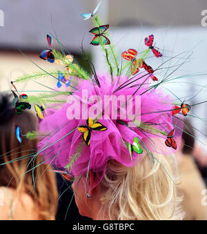 Détail des papillons dans un chapeau de race féminine lors de la Ladies Day of the Crabbie's Grand National Festival à Aintree Racecourse, Liverpool. Banque D'Images