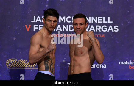 Brian Rose, (à gauche) et Matthew Macklin, (à droite) pendant leur pesée pour leur titre de midleweigh intercontinental IBF vacant à l'O2 Arena, Londres. Banque D'Images