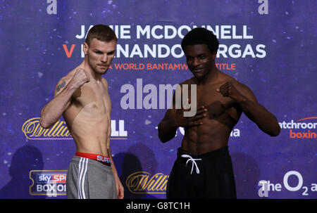 Andy Keats, (à gauche) et Ohara Davies, (à droite) pendant leur poids pour le titre anglais léger vacant à l'O2 Arena, Londres. Banque D'Images