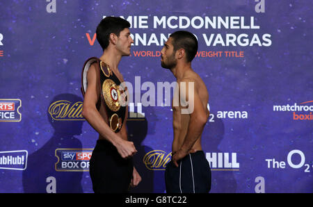 Anthony Joshua v Charles Martin - Weigh-In - O2 Arena.Jamie McDonnell, (à gauche) pendant la pesée, avec Fernando Vargas (à droite), pour le titre mondial de bantamweight WBA à l'O2 Arena, Londres. Banque D'Images