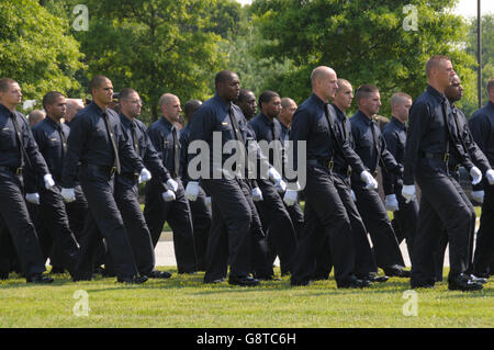 Mars des recrues de la police dans la rue pour prendre un poste à l'enterrement d'un policier à Beltsville, Maryland Banque D'Images