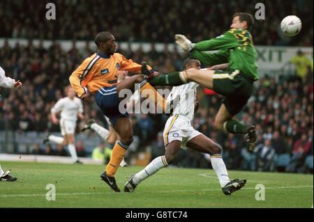 Dean Sturridge (à gauche), du comté de Derby, frappe le ballon au-delà de Leeds Nigel Martyn (à droite) de United et Lucas Radebe (au centre) pour marquer le deuxième objectif Banque D'Images