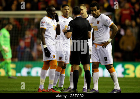 Middlesbrough / Hull City - Sky Bet Championship - Riverside Stadium.Les joueurs de Hull City entourent l'arbitre André Marriner lors du match du championnat Sky Bet au stade Riverside, à Middlesbrough. Banque D'Images