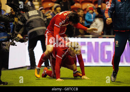 David Nugent de Middlesbrough (haut) célèbre le premier but de son équipe avec Adam Clayton lors du match du championnat Sky Bet au stade Riverside, à Middlesbrough. Banque D'Images