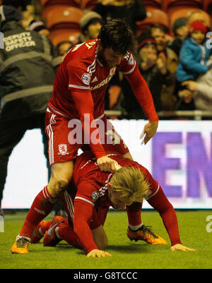 David Nugent de Middlesbrough (haut) célèbre le premier but de son équipe avec Adam Clayton lors du match du championnat Sky Bet au stade Riverside, à Middlesbrough. Banque D'Images