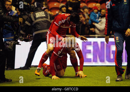 David Nugent de Middlesbrough (haut) célèbre le premier but de son équipe avec Adam Clayton lors du match du championnat Sky Bet au stade Riverside, à Middlesbrough. Banque D'Images