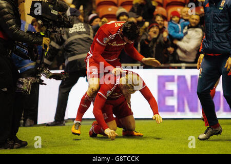 David Nugent de Middlesbrough (haut) célèbre le premier but de son équipe avec Adam Clayton lors du match du championnat Sky Bet au stade Riverside, à Middlesbrough. Banque D'Images