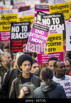 Les militants de Stand Up to racisme manifestent par le centre-ville de Glasgow, à propos de la réponse du gouvernement et des médias à la crise des réfugiés, pour marquer la journée de l'ONU contre le racisme. Banque D'Images