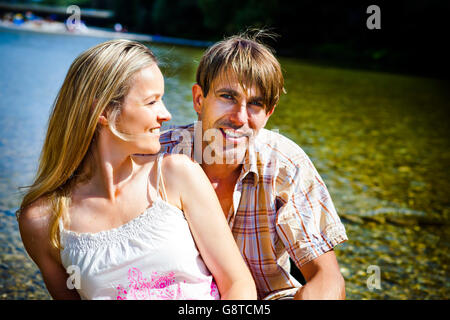 Happy young couple dans un canot, portrait, Bavière, Allemagne Banque D'Images