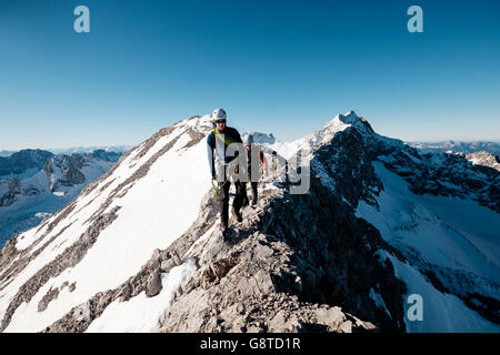 Deux alpinistes randonnées sur sommet de montagne dans les Alpes européennes Banque D'Images