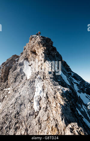 Deux alpinistes debout sur sommet de montagne dans les Alpes européennes Banque D'Images