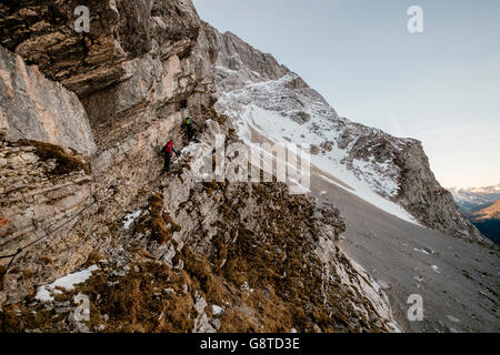 Deux alpinistes sur le sentier de randonnée en montagne Banque D'Images