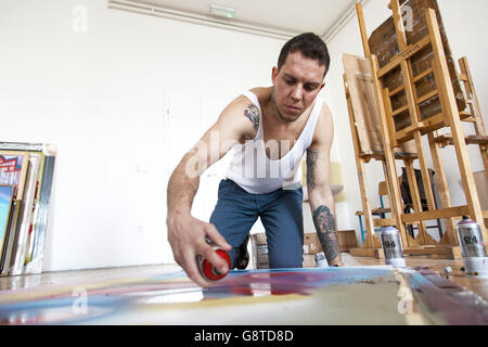 Femme peintre dans son atelier de la création d'art peint Banque D'Images