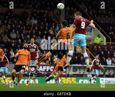 Burnley / Wolverhampton Wanderers - Championnat Sky Bet - Turf Moor.Sam Vokes de Burnley (à droite) marque le premier but de son côté lors du match du championnat Sky Bet à Turf Moor, Burnley. Banque D'Images