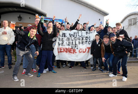 Swansea City v Aston Villa - Barclays Premier League - Liberty Stadium.Les fans d'Aston Villa protestent contre le propriétaire Randy Lerner avant le match de la Barclays Premier League au Liberty Stadium, à Swansea. Banque D'Images