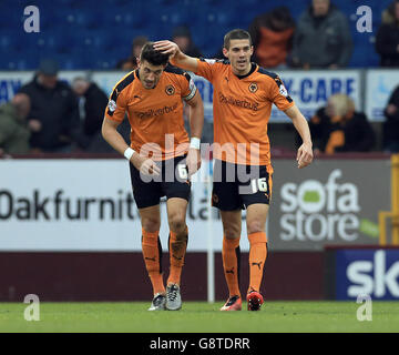 Danny Batth (à gauche) de Wolverhampton Wanderers célèbre le premier but de son équipe avec Conor Coady lors du match du championnat Sky Bet à Turf Moor, Burnley. APPUYEZ SUR ASSOCIATION photo. Date de la photo: Samedi 19 mars 2016. Voir PA Story SOCCER Burnley. Le crédit photo devrait être le suivant : Clint Hughes/PA Wire. Banque D'Images