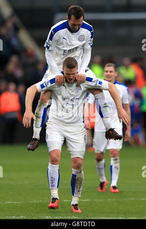 Robert Huth (en bas) et Christian Fuchs de Leicester City célèbrent après le dernier coup de sifflet du match de la Barclays Premier League à Selhurst Park, Londres. Banque D'Images