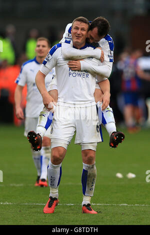 Robert Huth (en bas) et Christian Fuchs de Leicester City célèbrent après le dernier coup de sifflet du match de la Barclays Premier League à Selhurst Park, Londres. Banque D'Images