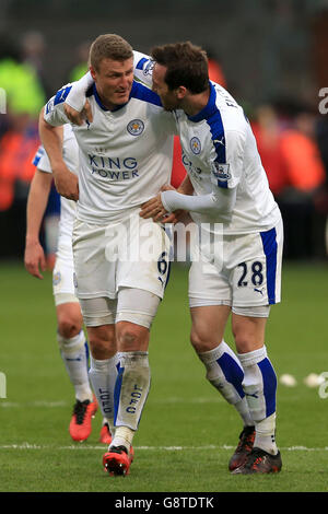 Robert Huth (à gauche) de Leicester City et Christian Fuchs célèbrent après le coup d'envoi final du match de la Barclays Premier League à Selhurst Park, Londres. Banque D'Images