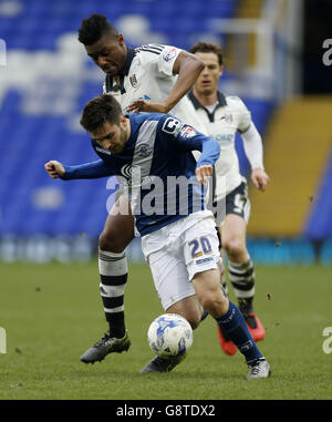 Jon Toral de Birmingham City (à gauche) et Rohan Ince de Fulham pour le ballon Banque D'Images