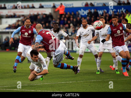 Alan Hutton de Aston Villa et Jack Cork de Swansea City (à gauche), défi pour le ballon lors du match de la Barclays Premier League au Liberty Stadium, Swansea. Banque D'Images