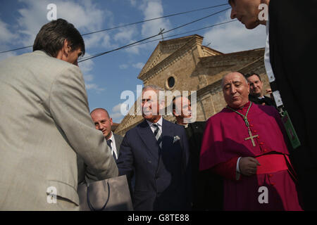 Le Prince de Galles accueille les habitants tout en visitant une église catholique à Prizren, au Kosovo. Banque D'Images