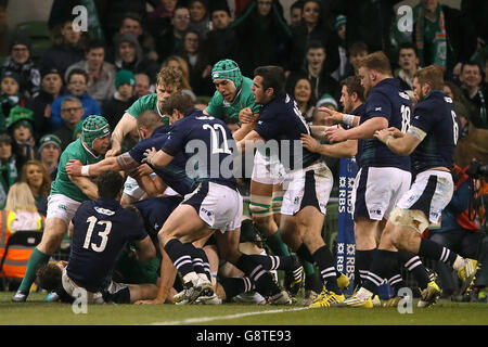 Les tempers se jouent entre les deux parties lors du match des six Nations RBS 2016 au stade Aviva, à Dublin. Banque D'Images