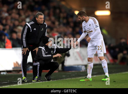 Swansea City v Aston Villa - Barclays Premier League - Liberty Stadium.Francesco Guidolin, directeur municipal de Swansea, parle à Angel Rangel lors du match de la Barclays Premier League au Liberty Stadium, à Swansea. Banque D'Images