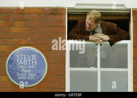 Le poète lauréat Andrew Motion dévoile une plaque bleue du patrimoine anglais commémorant la poète anglaise Stevie Smith (nom réel Florence Margaret Smith) dans la maison d'Avondale Rd, Palmers Green, North London vendredi 16 septembre 2005, où Stevie a vécu de 1902 à 1971.APPUYEZ SUR ASSOCIATION photo.Le crédit photo devrait se lire : Geoff Caddick/PA Banque D'Images