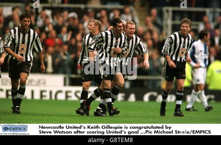 Soccer - FA Carling Premiership - Newcastle United / Blackburn Rovers.Keith Gillespie, de Newcastle United (troisième à droite), est félicité par le coéquipier Steve Watson (deuxième à droite) après avoir ouvert le score Banque D'Images