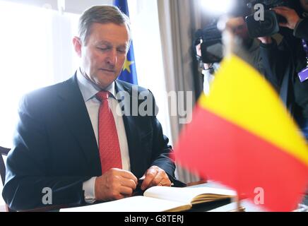 Un Taoiseach Enda Kenny signe un livre de condoléances à l'ambassade de Belgique à Dublin à la suite des attentats terroristes de Bruxelles. Banque D'Images