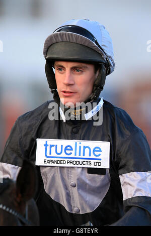 Jockey Johnny King sur Indian Castle avant le Fulke Walwyn Kim Muir Challenge Cup handicap Chase Banque D'Images