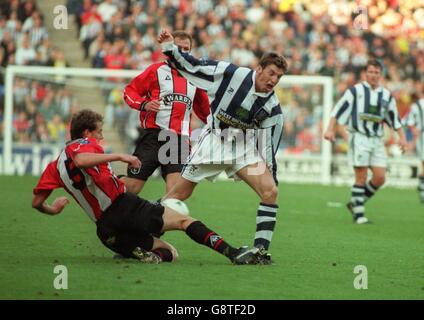 Football - Nationwide League Division One - West Bromwich Albion / Sheffield United.Andy Hunt (au centre) de West Bromwich Albion est abordé par Carl Tiler de Sheffield United (à gauche) Banque D'Images