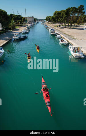 Groupe de personnes kayak dans canal Banque D'Images