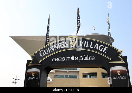 Signalisation et marquage du village Guinness pendant le jeudi de St Patrick au Cheltenham Festival 2016 à Cheltenham Racecourse. Banque D'Images