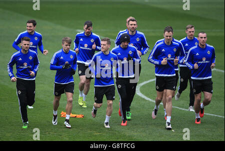 En Irlande du Nord, Steve Davis (au centre) et Jonny Evans (deuxième à droite) Oliver Norwood (à gauche) pendant la séance de formation au stade de Cardiff City, à Cardiff. Banque D'Images